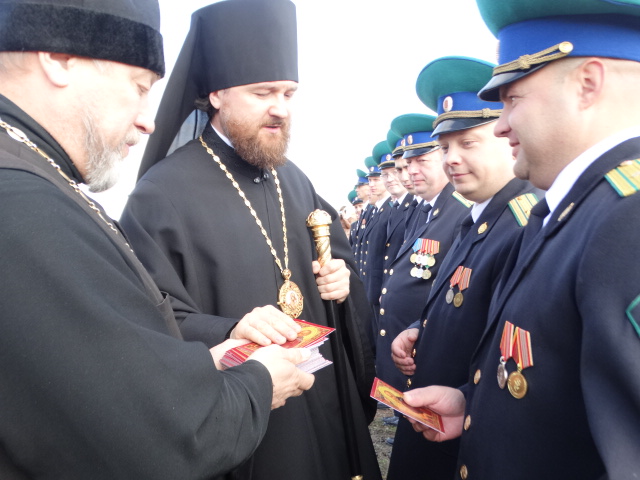 Епископ Григорий освятил памятник пограничникам в Троицке 2