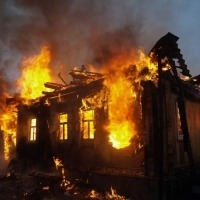 В Троицке из за пожара мать с сыном остались без крыши над головой