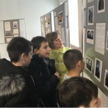 Школьники посетили фотовыставку Уроки столетия в Троицкой епархии