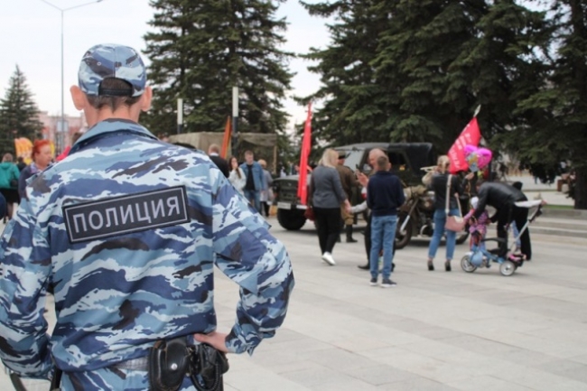 В День Победы сотрудники полиции приняли участие в праздничных мероприятиях, а также обеспечили охрану правопорядка в местах массового скопления граждан