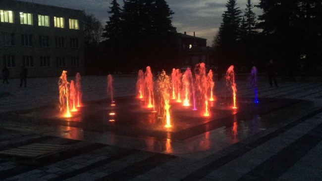 На центральной площади Троицка проверили работу красочных фонтанов
