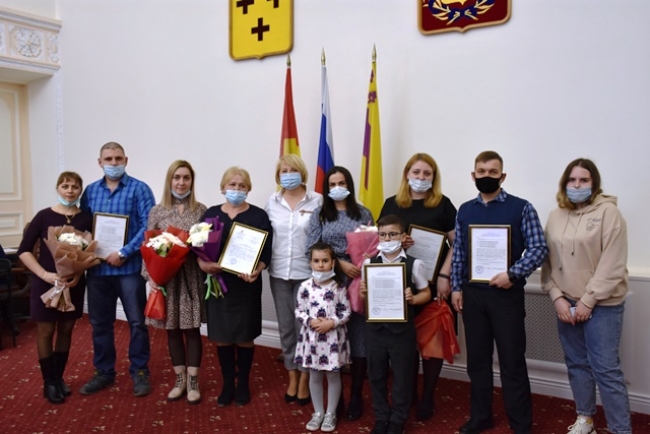 Исполняющий полномочия главы города Елена Василяускене вручила жилищные сертификаты