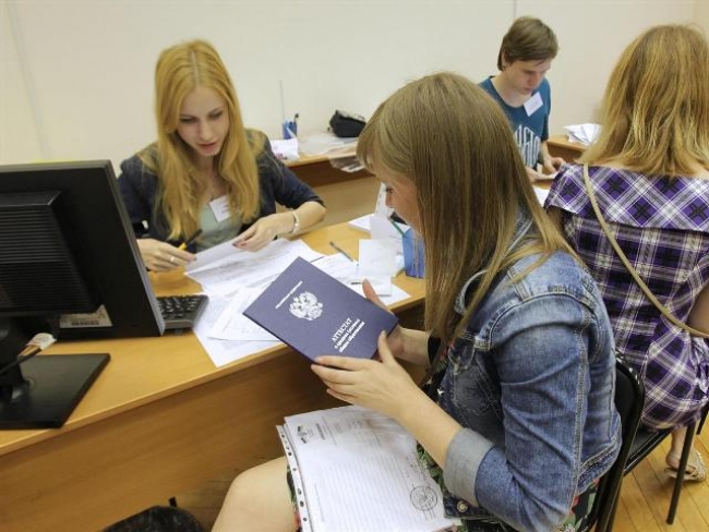 Министр образования и науки региона Александр Кузнецов заверил, что подать документы в вузы успеют все абитуриенты