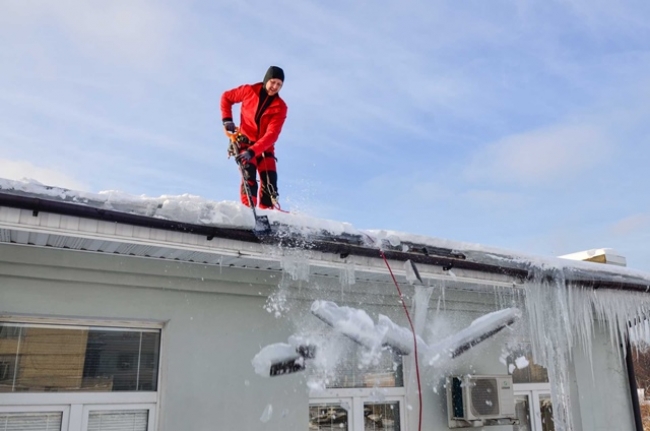 Вопрос очистки крыш жилых домов и социальных учреждений от снега и льда находится на личном контроле у главы региона Алексея Текслера