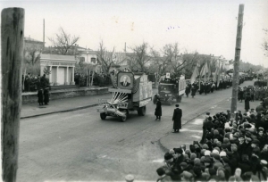 Демонстрация в г. Троицке, 1957 год (из фондов Троицкого краеведческого музея)