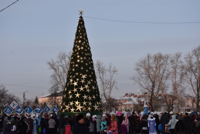 В Троицке зажглась главная новогодняя елка