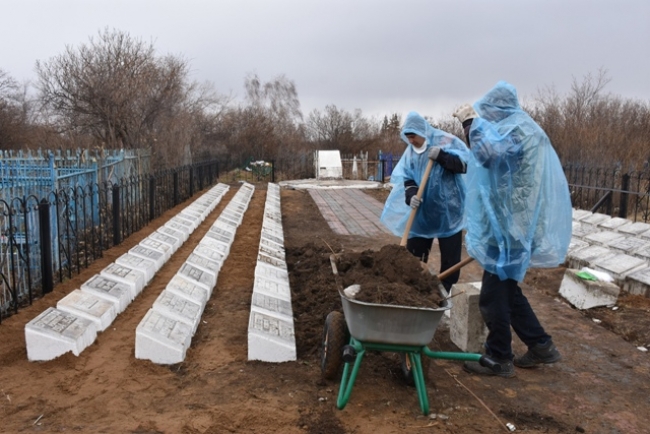 В Троицке начались работы по ремонту братских могил
