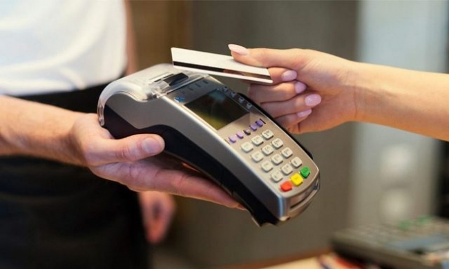 Жители Челябинской области предпочитают оплачивать покупки банковскими картами