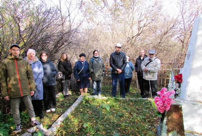 На Дмитриевском кладбище прошла увлекательная экскурсия, которую провел Троицкий клуб краеведов.