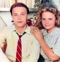 На снимке: Эдик Худяков с одноклассницей Оксаной Степановой (фото из фондов музея школы №10 г.Троицка)