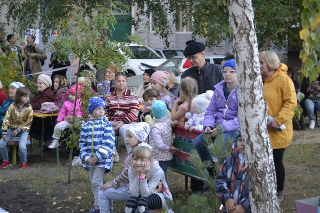 Чай, пироги и концертная программа: праздники дворов прошли во 2-м микрорайоне и на Ловчикова, 83