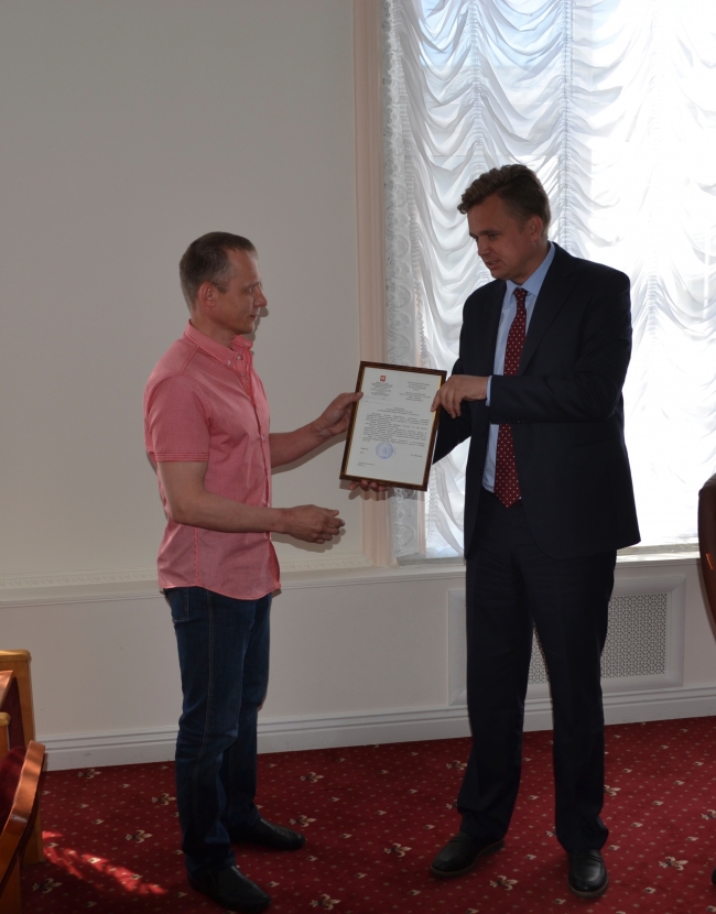 Александр Виноградов вручил ветерану боевых действий жилищный сертификат