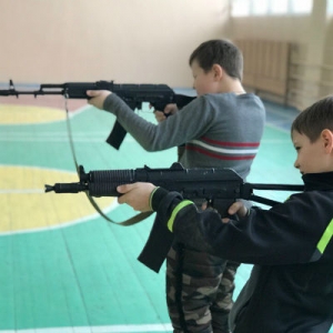 Тяжело в учениях. В Троицке школьники приняли участие в занятиях военно-патриотического клуба при храме св. вмч. Димитрия Солунского