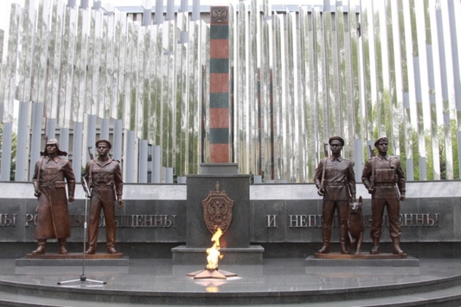 Такой памятник защитникам рубежей отечества установлен в Новокузнецке