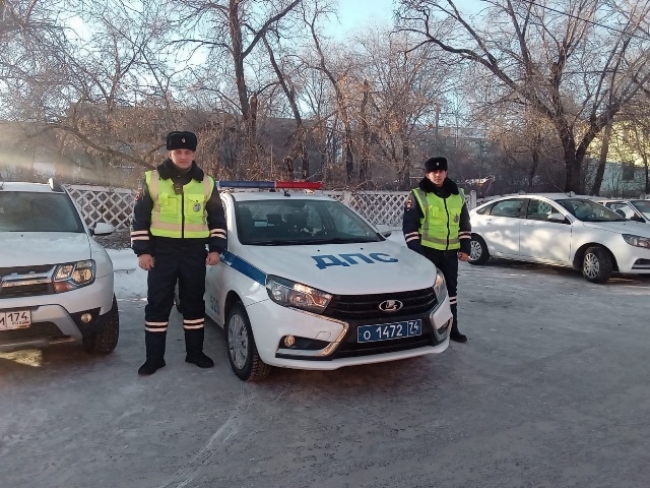 Сотрудники ДПС помогли жительнице Троицка завести двигатель в 30-градусный мороз
