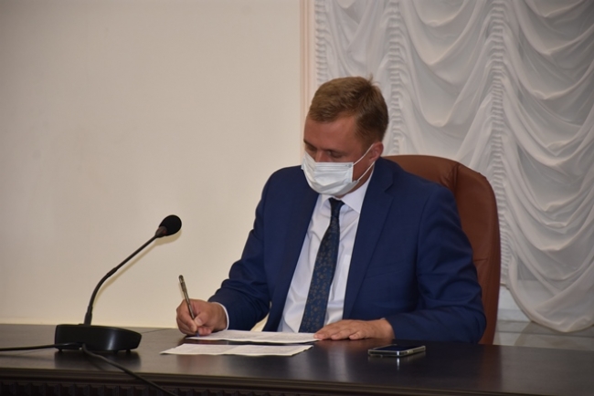 Сегодня Александр Виноградов дал поручение всем руководителям муниципальных бюджетных учреждений социальной сферы, не дожидаясь начала отопительного периода, подключать объекты к теплу