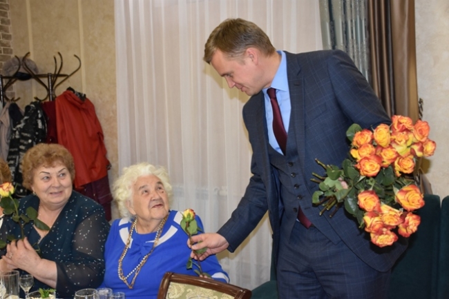 Дамам – цветы, джентльменам – конфеты: Александр Виноградов  продолжает поздравлять  троичан серебряного возраста