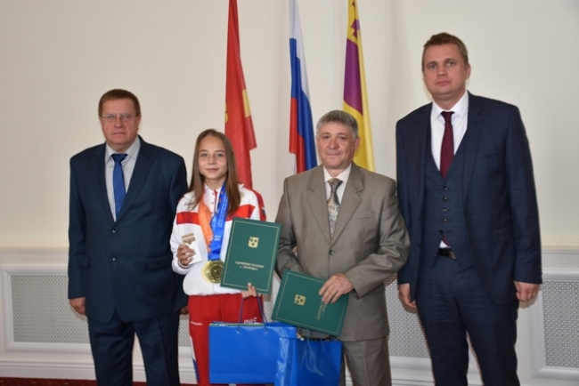 Александр Виноградов поздравил троицкую лицеистку и ее тренера с высокими спортивными достижениями