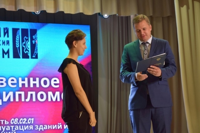 Александр Виноградов поздравил выпускников Троицкого технологического техникума