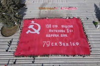 На Центральной площади Троицка развернули Знамя Победы