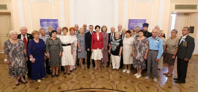 Губернатор Челябинской области Алексей Текслер наградил южноуральские семьи за любовь и верность