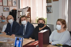 Александр Виноградов принял участие в открытии Парт Героев в школе № 10