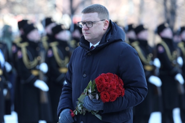 В память о южноуральцах, воинах-интернационалистах, губернатор Алексей Текслер возложил цветы к мемориалу «Доблестным сынам Отечества»