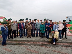 В День пограничника совместно с Союзом ветеранов пограничной службы произвел боевой расчет и возложил венки в Сквере памяти воинам-интернационалистам