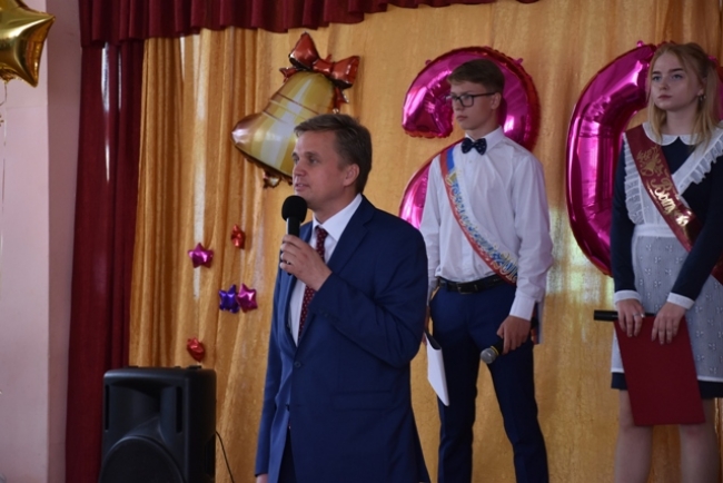 Александр Виноградов поздравил выпускников с праздником