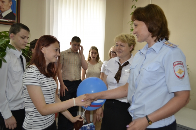В МФЦ провели первое вручение паспортов семи юным гражданам России