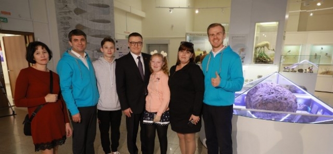 Алексей Текслер встретился с детьми из ДНР, которые получили специализированные протезы