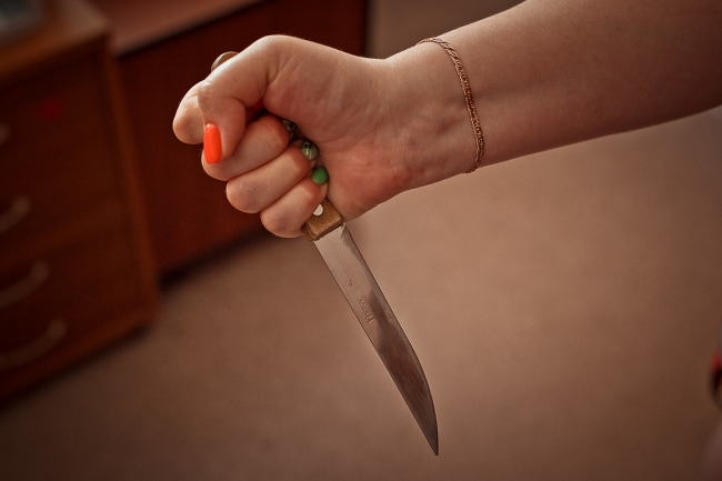 Многодетная мать кинулась с ножом на своего мужа