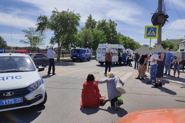 Девочки попали под машину на пешеходном переходе