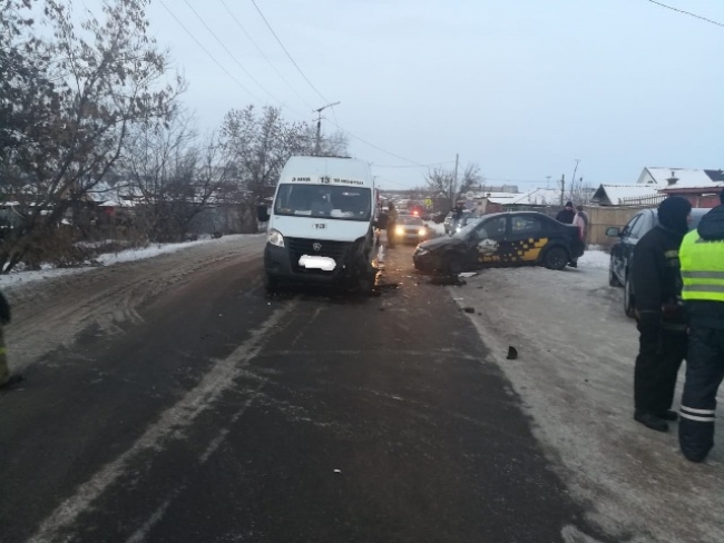 На улице Подгорной совершено столкновение с автобусом