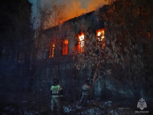 Пожар двухэтажного не эксплуатируемого здания по улице Комбинатской