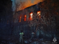 Пожар двухэтажного не эксплуатируемого здания по улице Комбинатской