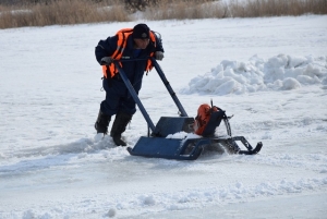 В Троицке в рамках противопаводковых работ проведена распиловка льда на реке Уй