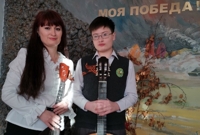 Светлана Пацина с сыном Дмитрием исполнили попурри из песен военных лет