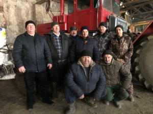 В машинно-тракторной мастерской; механизаторы В. В. Петров и А. Ю. Ветошкин; комбайны, как и комбайнеры, ждут, когда спадут сильные морозы(фото автора)