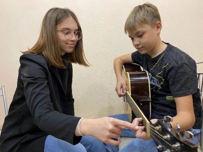 Немного о гитаре и молодой учительнице