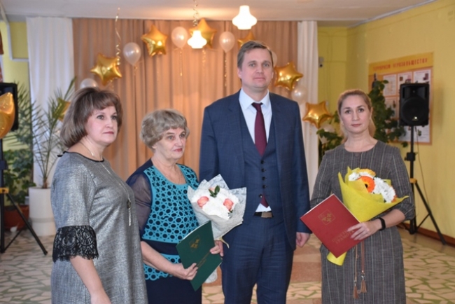 Александр Виноградов поздравил коллектив шестой школы с юбилеем образовательного учреждения