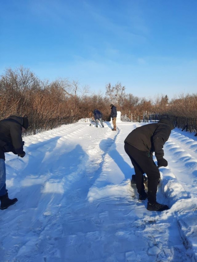 Расчистили снег и навели порядок на Дмитриевском кладбище