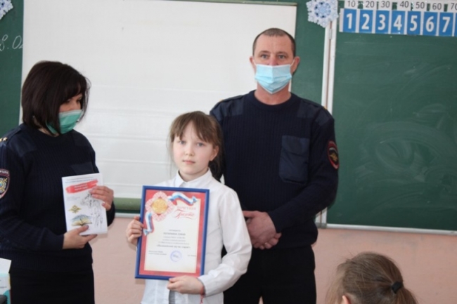 Полицейские наградили победителей конкурсов детского творчества
