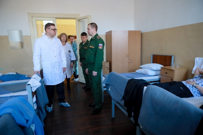 Алексей Текслер встретился с ранеными военнослужащими и передал помощь командованию танковой дивизии Центрального военного округа в Челябинской области