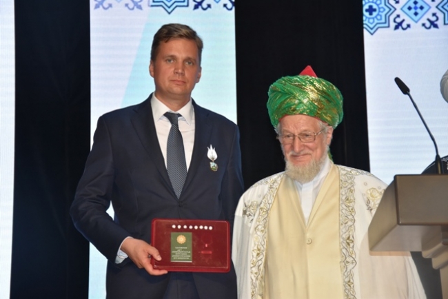 Верховный муфтий России Талгат Таджуддин наградил главу города Александра Виноградова медалью «Сплоченность»