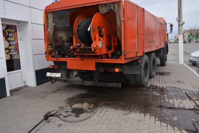 Администрация города в ежедневном режиме ищет способы выхода из аварийной ситуации на канализационном коллекторе на пересечении улиц Гагарина и Иванова