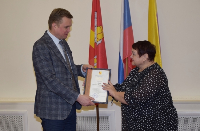 Председателю Контрольно-счетной палаты города Галине Заяц вручили почетную грамоту в связи с выходом на заслуженный отдых
