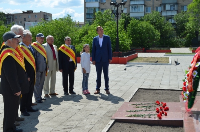 Празднование дня города началось с возложения цветов к памятнику основателю города