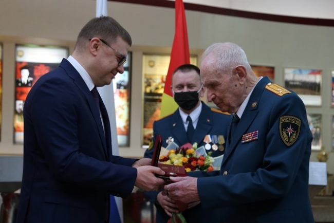 Алексей Текслер вручил государственную награду выдающемуся южноуральцу, ветерану пожарной охраны Абраму Каплану