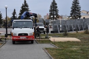 В сквере памяти устанавливают перголы